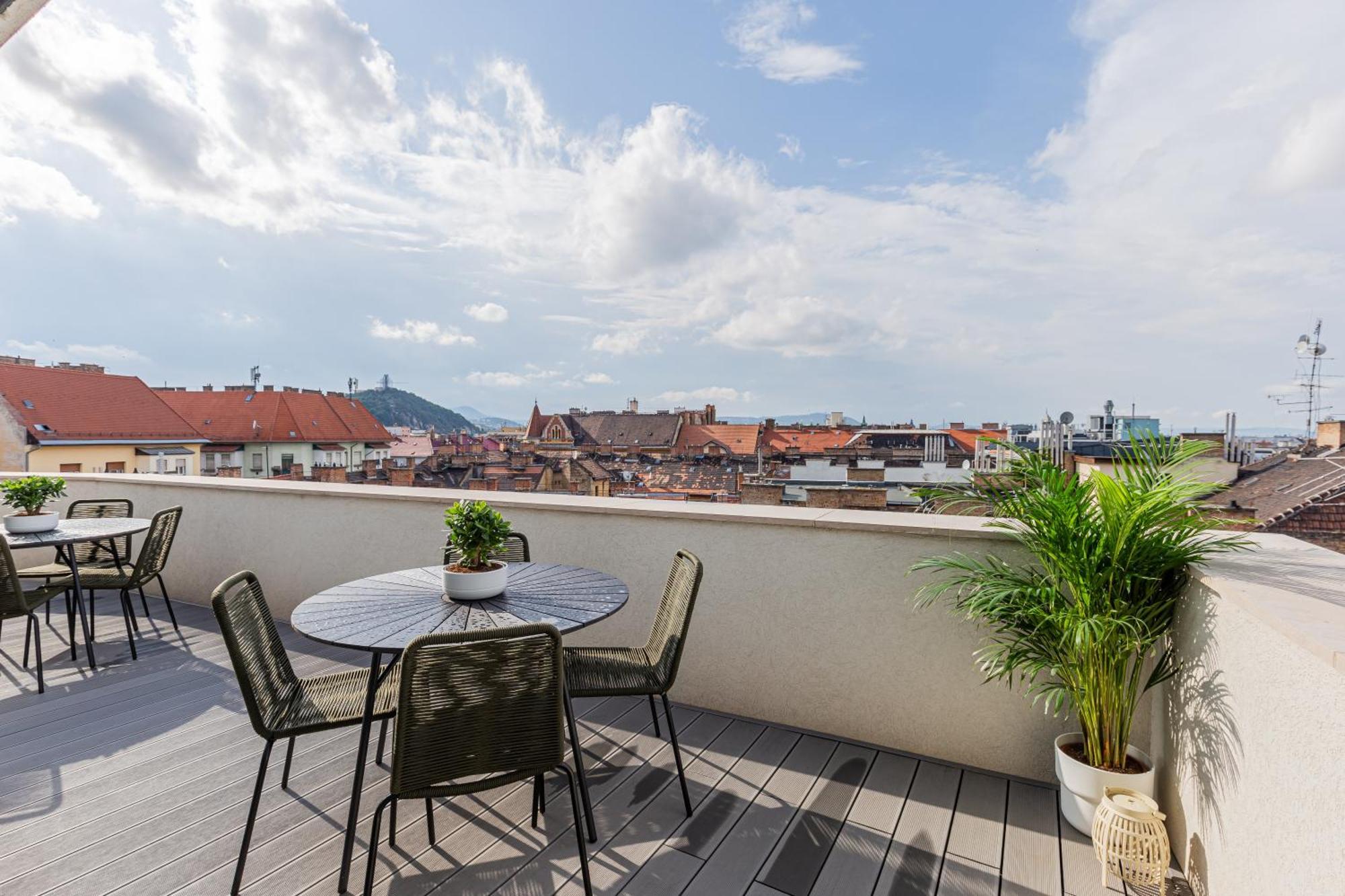 Apartment New Penthouse W Double Parking, Panoramic Balcony
